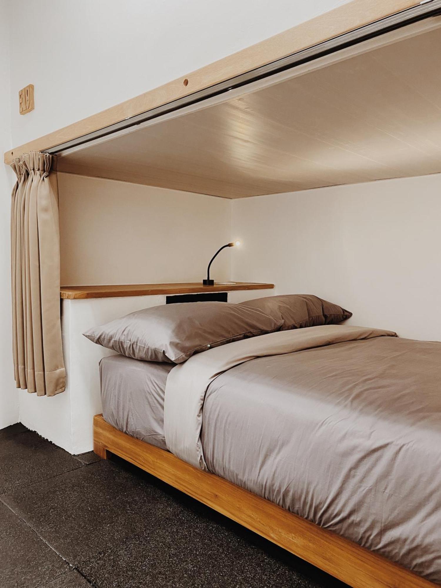 4 SHARE MIXED DORM ECONOMY NO WINDOW