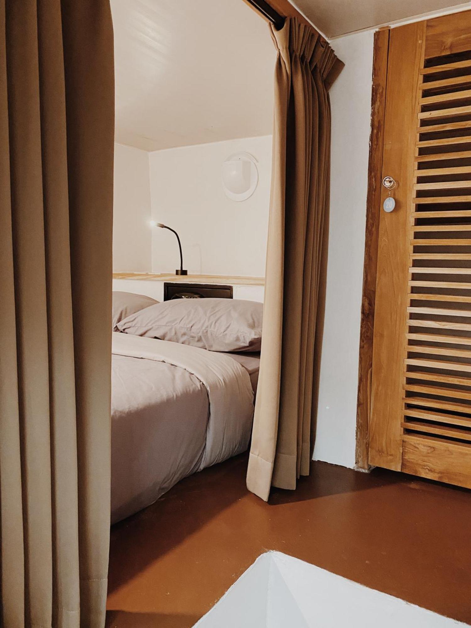 4 SHARE MIXED DORM ECONOMY NO WINDOW